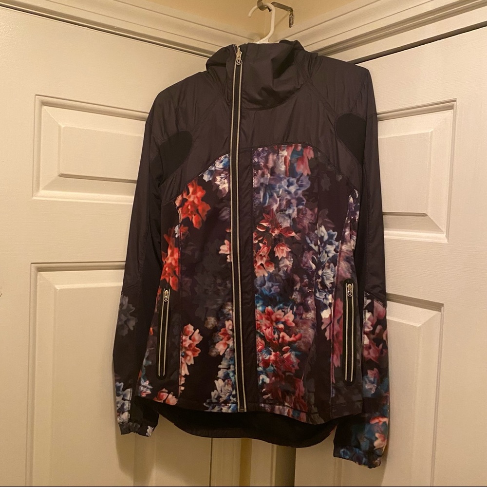 LIKE NEW Lululemon hooded wind breaker-ventilation
